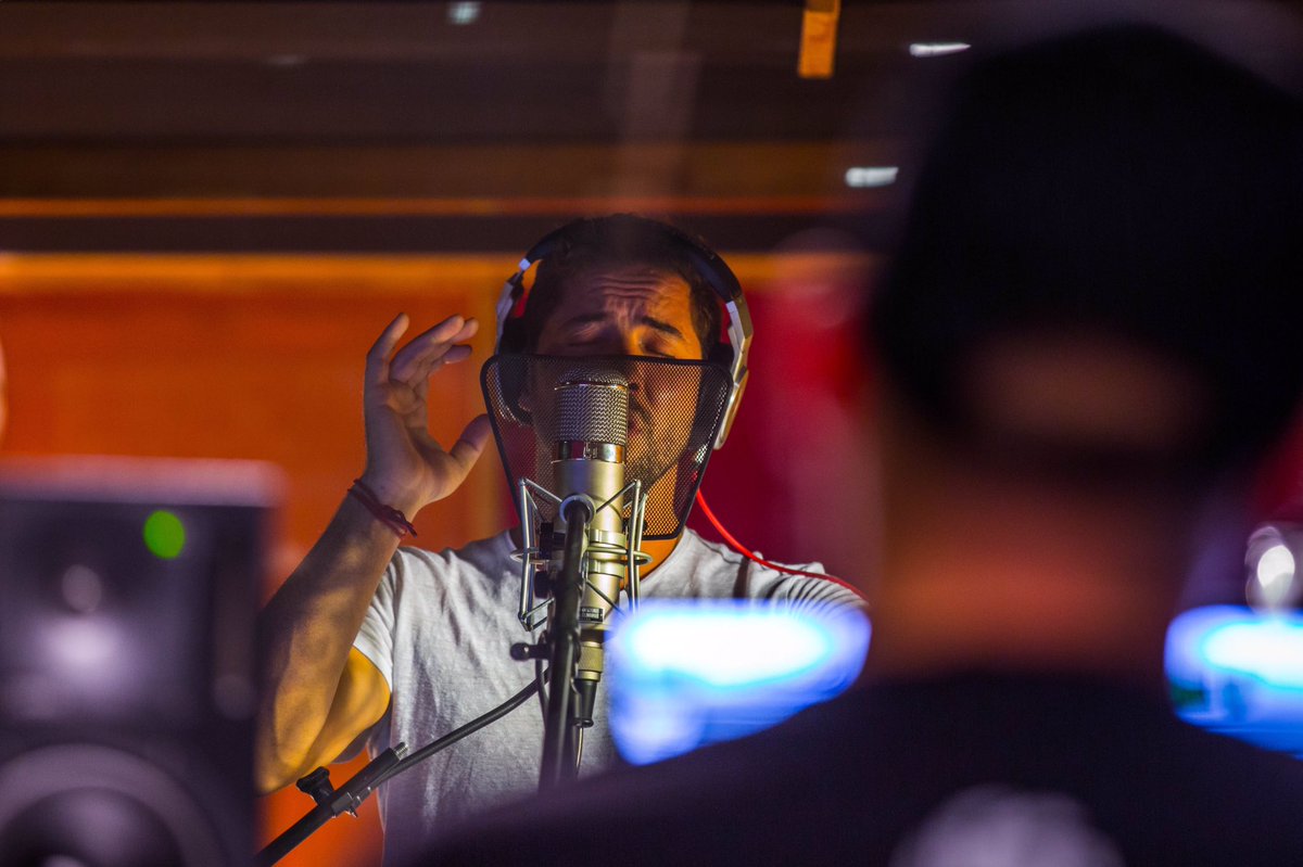 davidbisbal's tweet image. Ayer fue un día de mucho sentimiento en el estudio. Gran sesión de grabación completando todas las voces del disco.