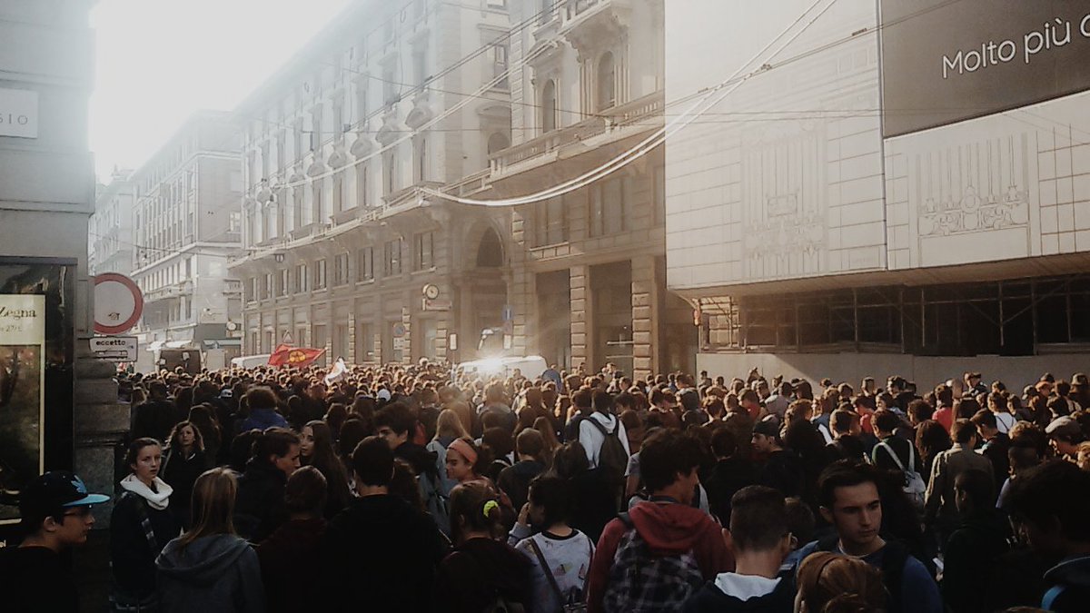 riccardolaterza's tweet photo. Ancora una volta gli studenti risvegliano un Paese addormentato dai talk show. Ora basta, #decidiamoNOi! 
(Nella foto il corteo di #Milano) https://t.co/Sf15WNyXvI