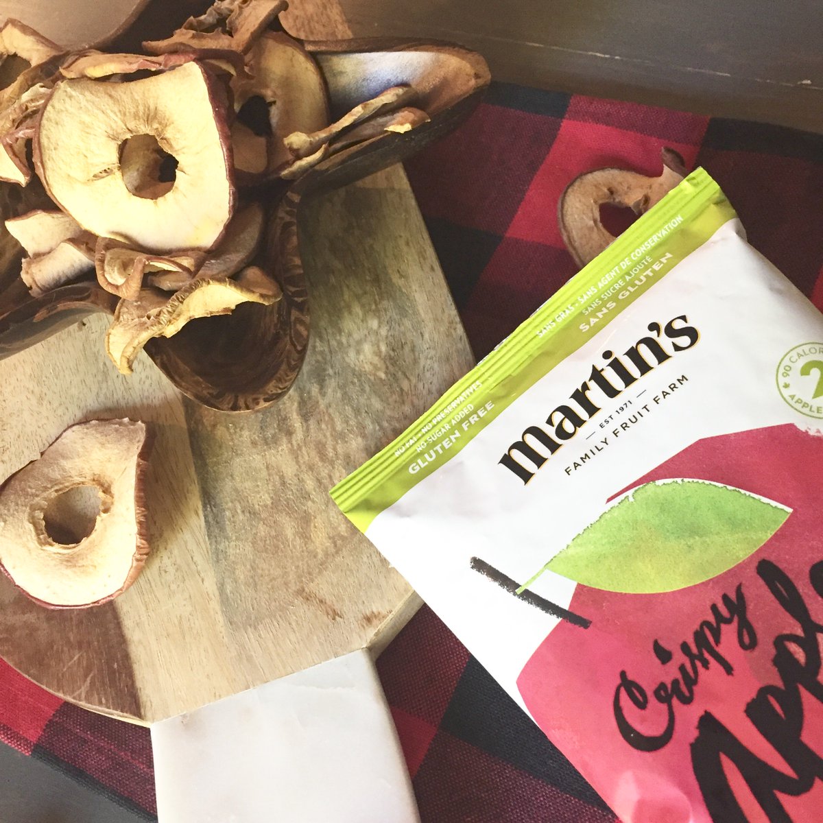 lindsaymacdyeg's tweet photo. We've discovered something delicious and healthy! 100% apples, turned into chips!! #ChangeYourChip w/ @martins_chips https://t.co/VevSM2QOXf https://t.co/3IBg4TdANk