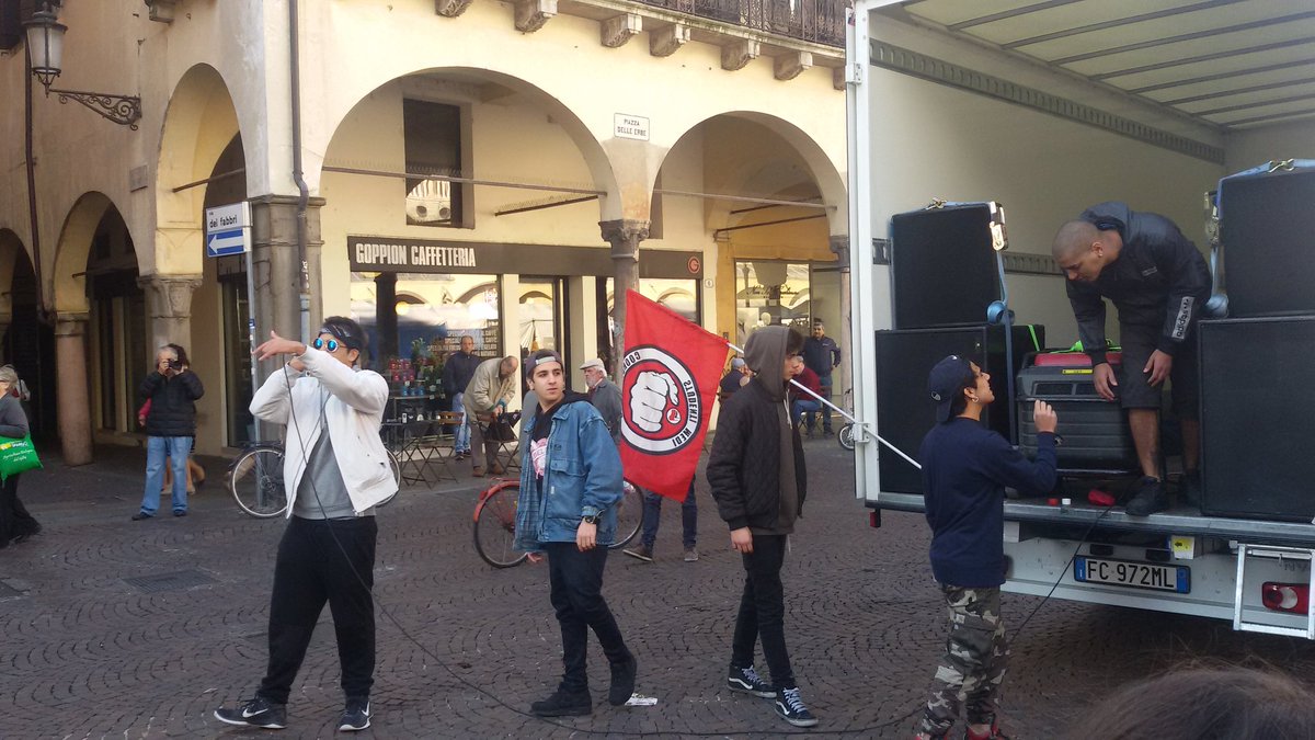 global_project's tweet photo. #padova #7o il corteo termina in piazza delle erbe, con l'esibizione dei ragazzi dell'Hip Hop Lab del #csopedro https://t.co/n3DizqS2hD
