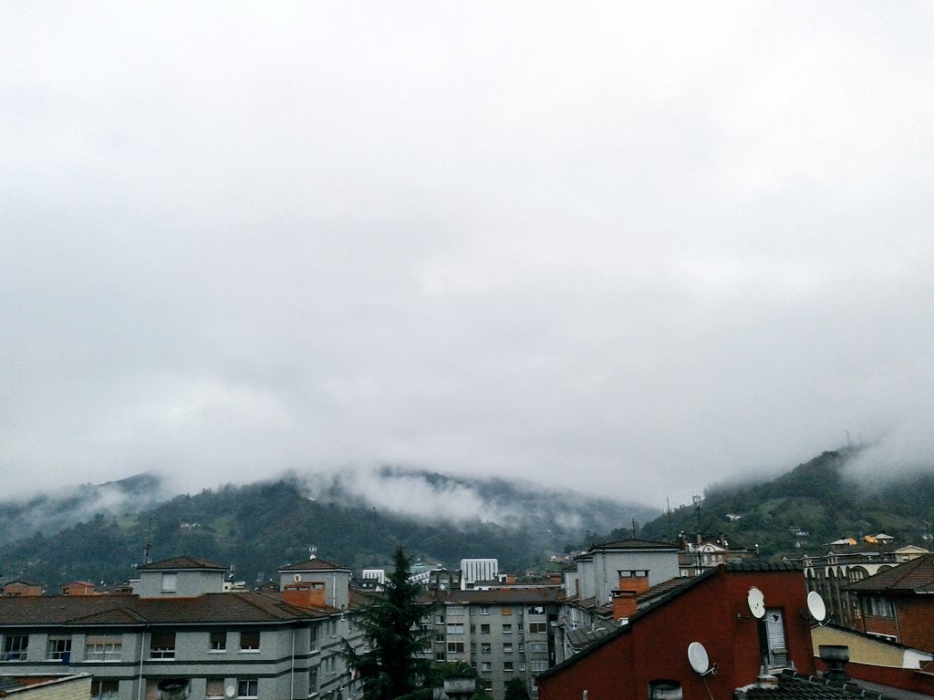 sarinaclemente's tweet photo. Cuando vives en mordor... jaja #mieresdelcamin #miereslikemordor #mieres #niebla #otoño #asturias https://t.co/b97MqY6FSf