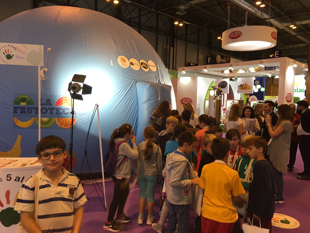 Uvasdoce's tweet image. Como se lo pasan los peques con nuestros amigos de @5aldiaspain en su #frutoteca 👬👭👫 #FA16 @FruitAttraction @fruittoday @RevistaMercados