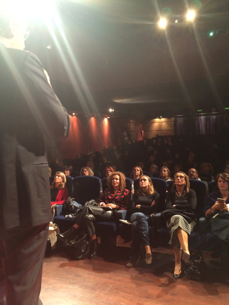 Sala pienissima all'Anteo per #DesignThroughVideo nell'ambito di <a href="/MDFF_MI/">MDFF</a>, ora parla Davide Mondo AD @MediamondAdv