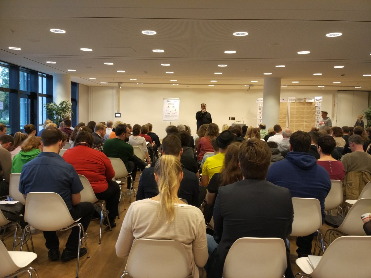 Tante__Inge's tweet photo. Heute bin ich beim #barcampDUS vielleicht ist hier auch was für #TanteInge dabei. #jungundalt #TagdesLaechelns https://t.co/UbKPWQRNAW