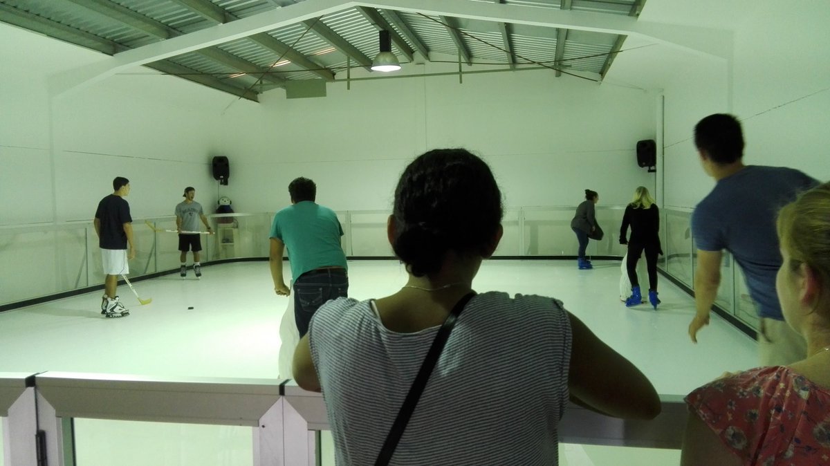 Mis estudiantes de <a href="/CIEESevilleBS/">CIEE Seville BS</a> probando pistas de hielo @XtraiceEsp. Desmontando el mito de que todos los norteamericanos saben patinar.