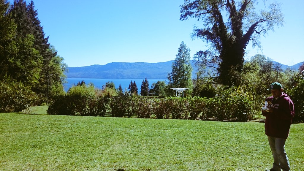 WoofferChile's tweet photo. Realizando grabaciones y fotografías en #Drone para uno de nuestros clientes #Villarrica #Pucon https://t.co/b955orsPpY