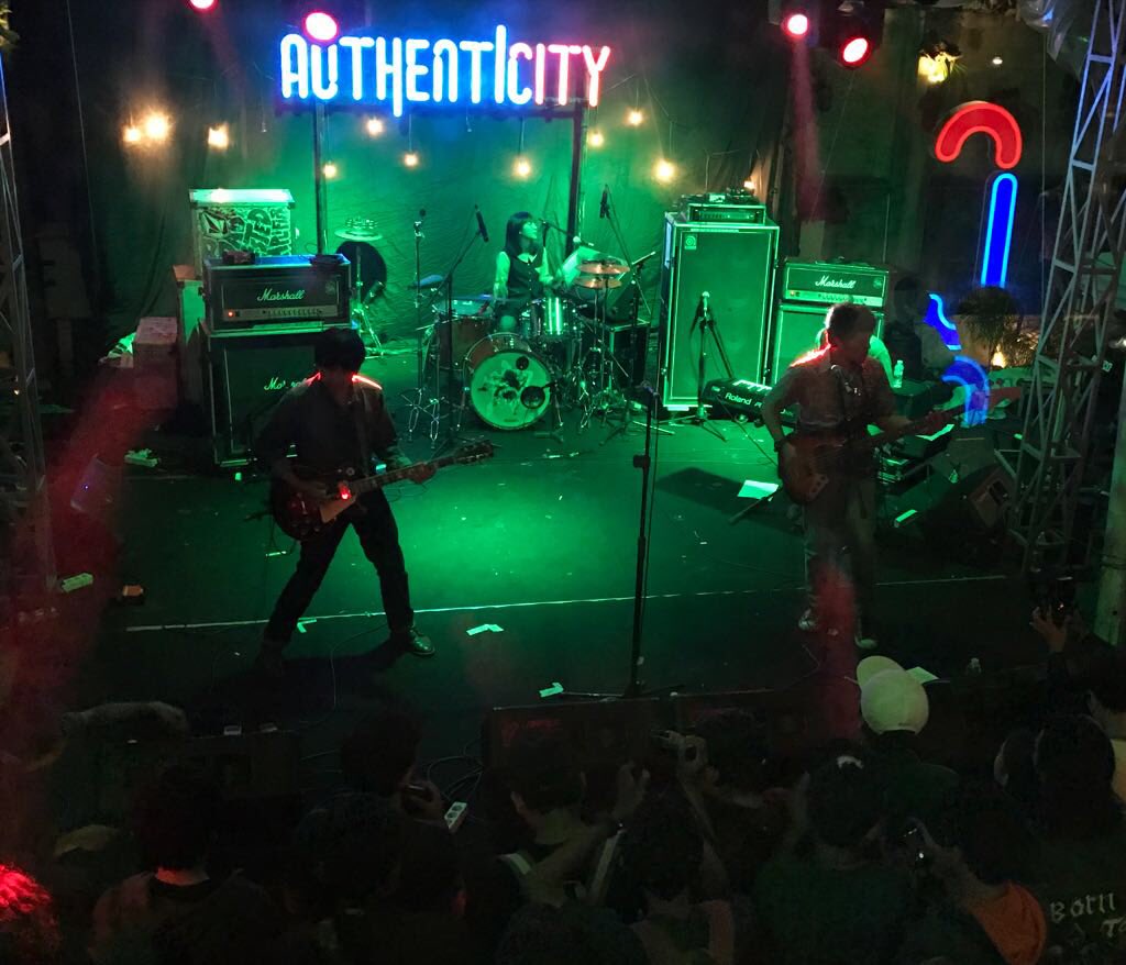 Membuka #AuthenticityID #RSIMusicseries di @rscafeina penampilan dari <a href="/IndischeParty/">Indische Party</a>  ~<a href="/authenticity_id/">#AuthenticityID</a> 
<a href="/anesrembes/">IG : ANESREMBES</a>