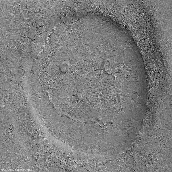 CNES's tweet photo. Même la planète Mars participe à la #JourneeMondialeDuSourire ! https://t.co/3GgxPUuPI9 https://t.co/IIY9g63hmc