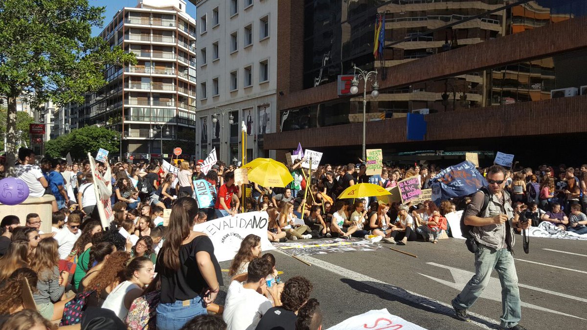 CarlosDPonciano's tweet photo. #NOalaLOMCE #RevàlidesNO @FJavierLopezM @PacoLavadoG @emparpm @Ofelia_Vila @v_virtu @isa_barra @GVAeducacio @CEAPA3 https://t.co/h4BiTm2kIu