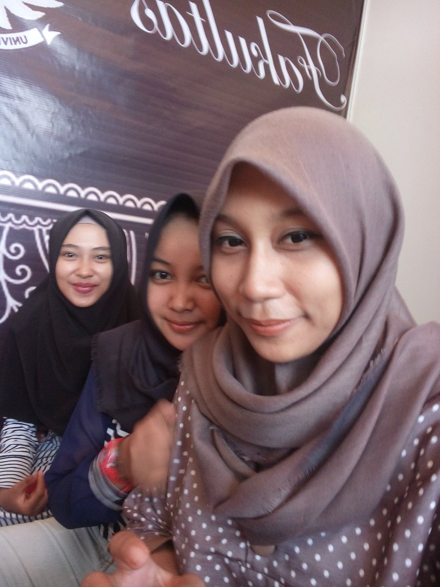 DPMFHUR's tweet photo. Hari ini 7 oktober 2016 anggota DPM (maghfira &amp; putri maya) menjaga stand FH UR di UNRI EXPO bersama ang Saksi FH https://t.co/tQQOAnHQhE