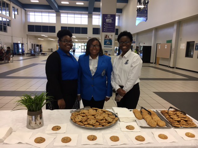 NutritionNCSS's tweet photo. Thank you @TheRAMbassadorS for your help serving refreshments for the Teacher of the Year Awards! We appreciate it! #ncssbethebest https://t.co/sl1RrP3xXM