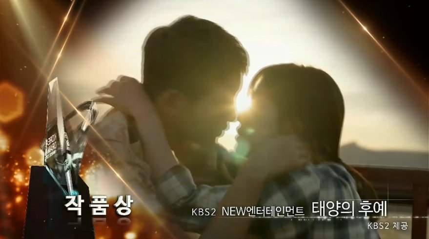 Prin_kle0922's tweet photo. Best Drama ปรบมือระรัวอีกแล้ว #DescendantsOfTheSun #KDA2016 #KDF2016 https://t.co/2MkQSU4AfS
