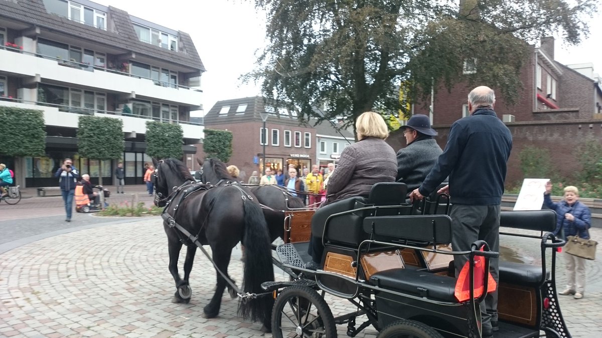 Mevrouw Prinsen opent de <a href="/OuderendagBest/">Nationale Ouderendag</a> in <a href="/GemeenteBest/">Gemeente Best</a> met haar wens: rondgereden worden in een koets. Zie: @ED_Best en <a href="/GroeiendBest/">GroeiendBest</a>.