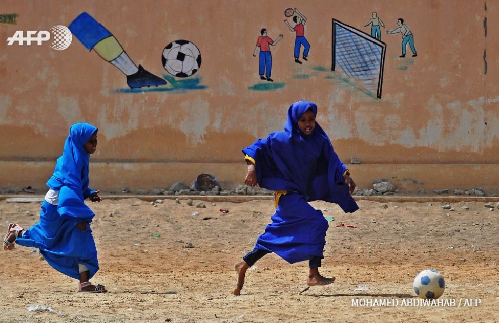 afpfr's tweet photo. #instantané Des écolières somaliennes jouent au foot durant leur pause déjeuner dans le sud de Mogadiscio  #AFP https://t.co/HsoyqO8YBs