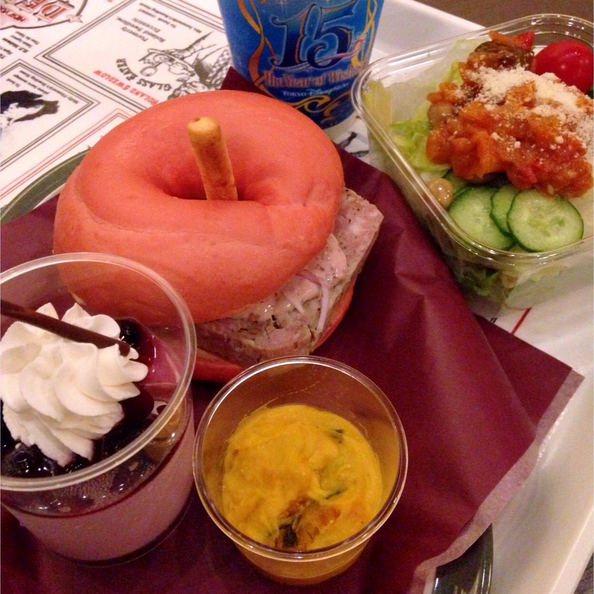 ゆに در توییتر 朝からディズニーシーで遊びまくりでもう足が疲れた ディナーはニューヨークデリの軽めのベーグルサンド と言いつつかぼちゃサラダやスイーツ付きだし 野菜が少ないからラタトゥイユサラダも付けちゃった ポークや鶏レバーなんかが入っていて