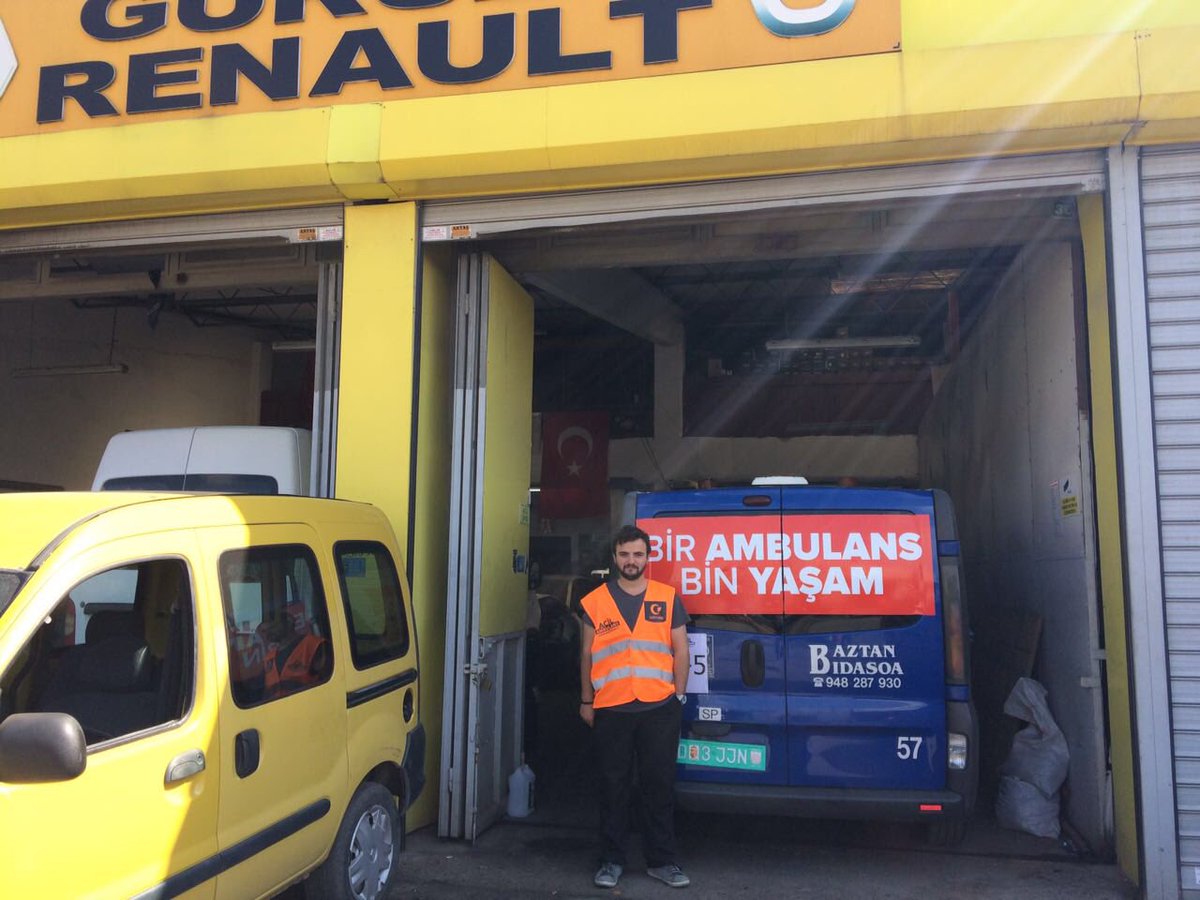 SuriyeAmbulans's tweet photo. Akşam saatlerinde İstanbul'a ulaşan ambulanslarımızın bakımları tamamlamdıktan sonra yoluna devam edecek. #BirAmbulansBinYaşam https://t.co/kTh2NoH8lX