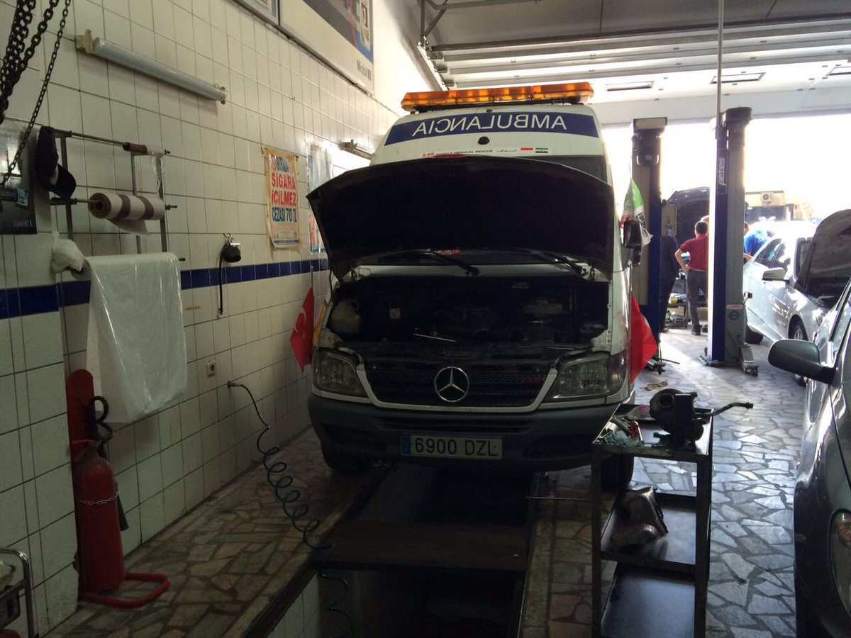 SuriyeAmbulans's tweet photo. Akşam saatlerinde İstanbul'a ulaşan ambulanslarımızın bakımları tamamlamdıktan sonra yoluna devam edecek. #BirAmbulansBinYaşam https://t.co/kTh2NoH8lX