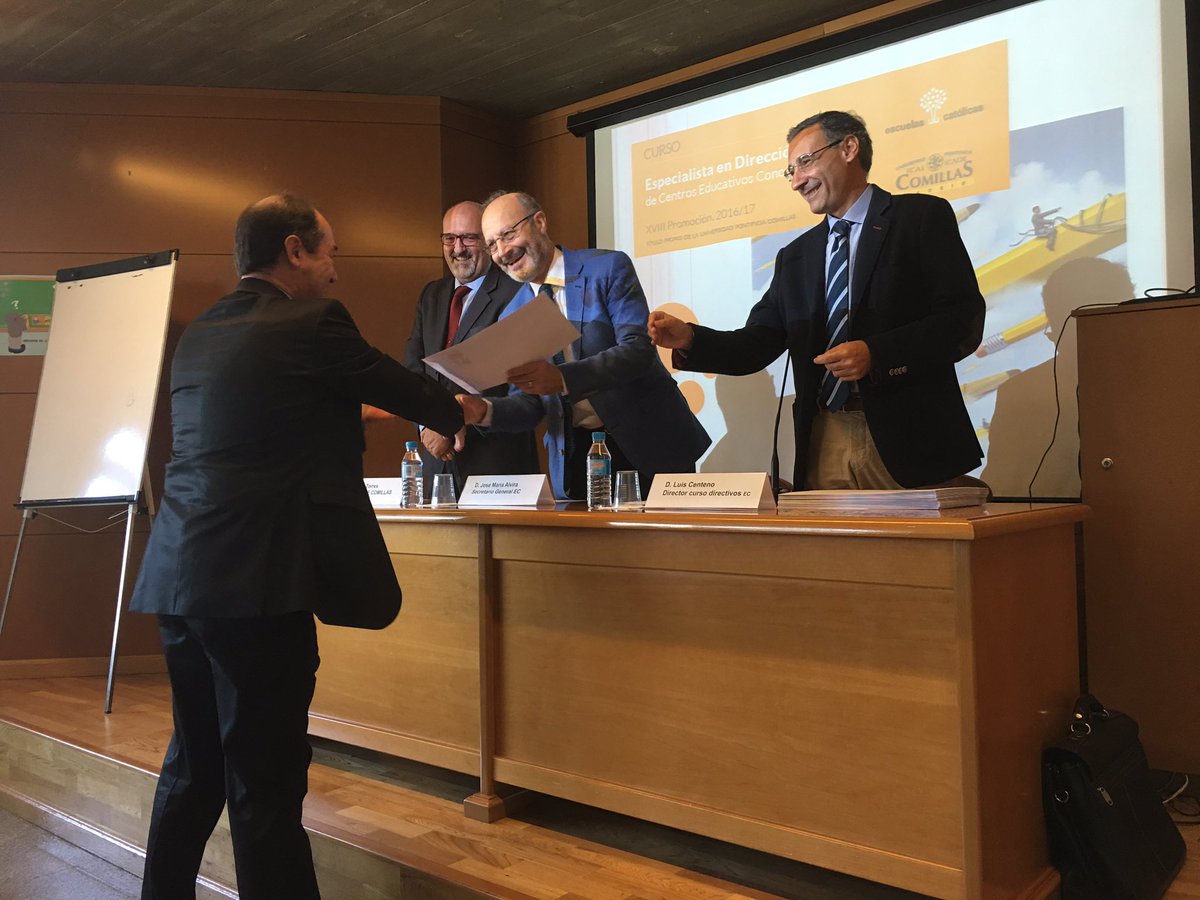 emilio_daz's tweet photo. Entrega de diplomas a los alumnos de la 17ª promoción de #EDICEC 15/16. ¡Enhorabuena! @ecatolicas @UCOMILLAS @lcentenoc https://t.co/jCsArKOy8b