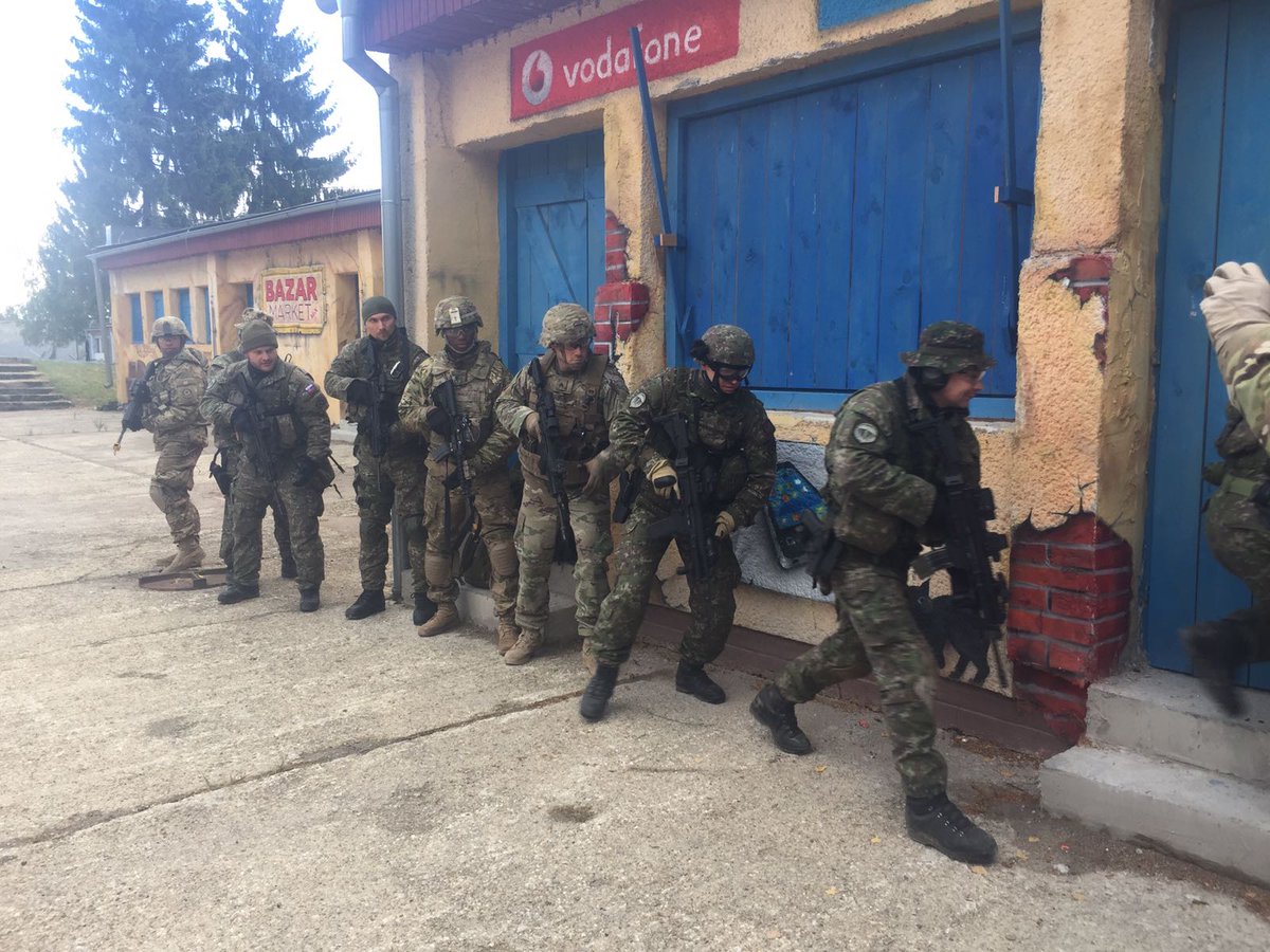 Sabers1836's tweet photo. #HappeningNow Slovakian Recon unit teaches room clearing procedures to Outlaw Troopers from 4/2CR #SlovakShield @2dCavalryRegt @USEmbassySK https://t.co/4cEDhy9jz6