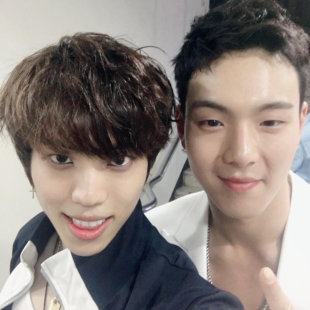 ao_earn's tweet photo. เขาบอกว่าพี่จางกับชยอนูรู้จักกันมานานแล้วแต่แค่ทั้งสองคนไม่เคยพูดถึงกัน จนวันนี้นี่แหละที่พี่จางอัพรูปคู่กัน พี่จางเรียกชยอนูว่า'ฮยอนอู'ด้วย https://t.co/DUxgQzLoWq