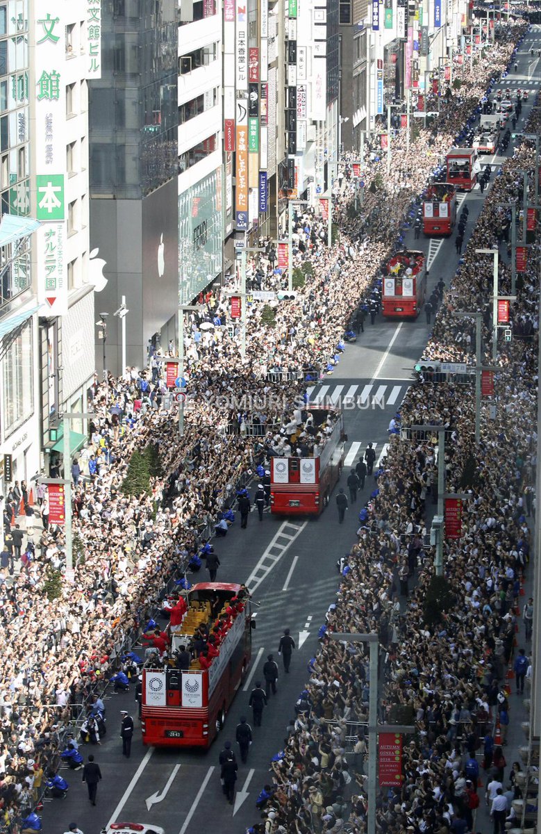 Uzivatel 読売新聞オリンピック パラリンピック Na Twitteru 大勢の人たちが集まったリオ五輪 パラリンピックのメダリストのパレード ７日午前11時28分 東京 銀座で 加藤祐治撮影 オリンピック パラリンピック 銀座パレード 凱旋パレード T Co