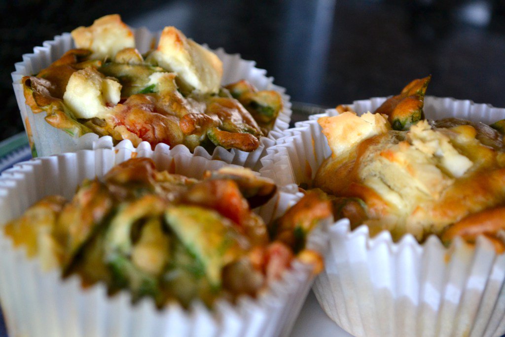 Savoury feta, spinach and cherry tomato muffins hungrydarling.wordpress.com/2013/04/04/sav…