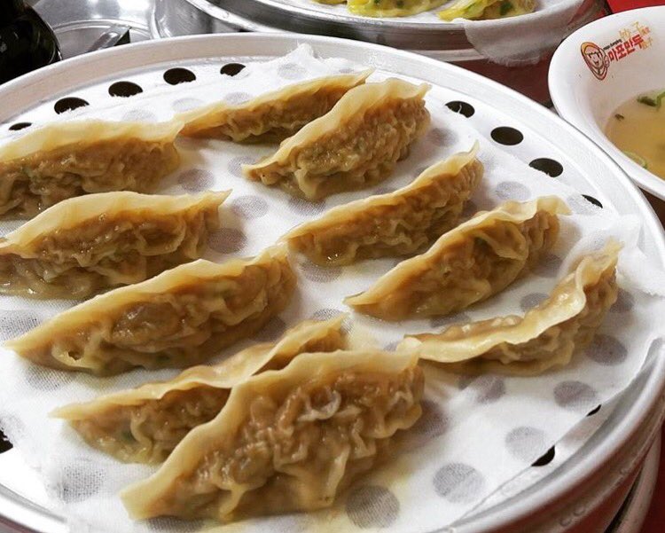 callme1993's tweet photo. 韓国へ行ったら食べて欲しい😎
【마포만두 】

300円で10個入り！
とにかく美味しいんです😭💞

特にカルビマンドゥがオススメ！
その他にもキンパやトッポギもあります🍜💘

#callme1993 
#食べたいと思ったらRT https://t.co/h21UI6SZN5