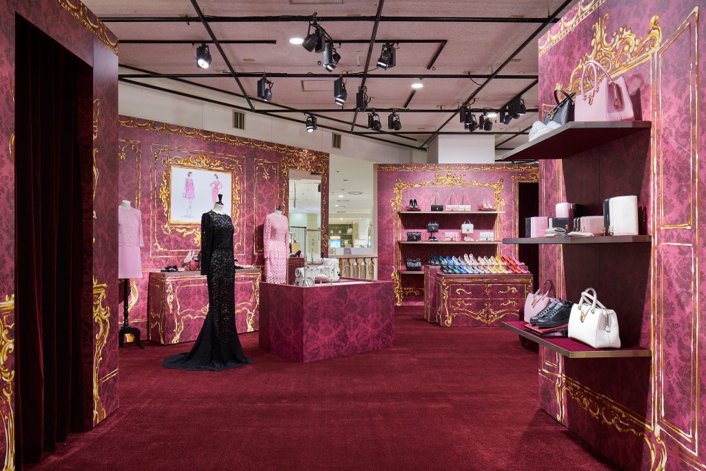 dolcegabbanajp's tweet photo. ドルチェ＆ガッバーナが伊勢丹新宿店で開催中のポップアップではイタリアから来日中の職人がデモンストレーションをしています。レースのピースが、一着のドレスになる過程を間近でご覧下さい。10月11日（火）まで。#DGLace #DGLovesJapan https://t.co/y1TDyy38wq