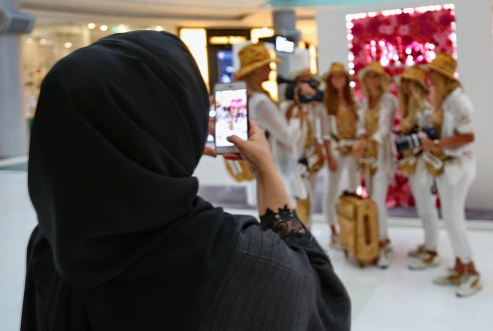 donnavventura's tweet photo. Gran successo le neo reporter a DUBAI !
fotografate e intervistate dalle coetanee locali !
@visitdubai #mydubai #donnavventura https://t.co/f0fY5EA2wo