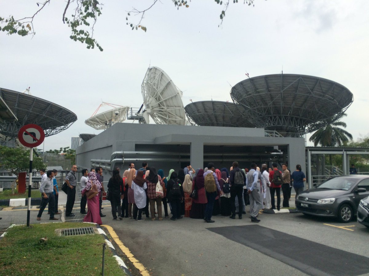 apsccsatellite's tweet photo. Thank you for joining the 2016 APSCC Youth Workshop #APSCC2016 @MEASAT Facility Tour https://t.co/6IIQZSiiVk