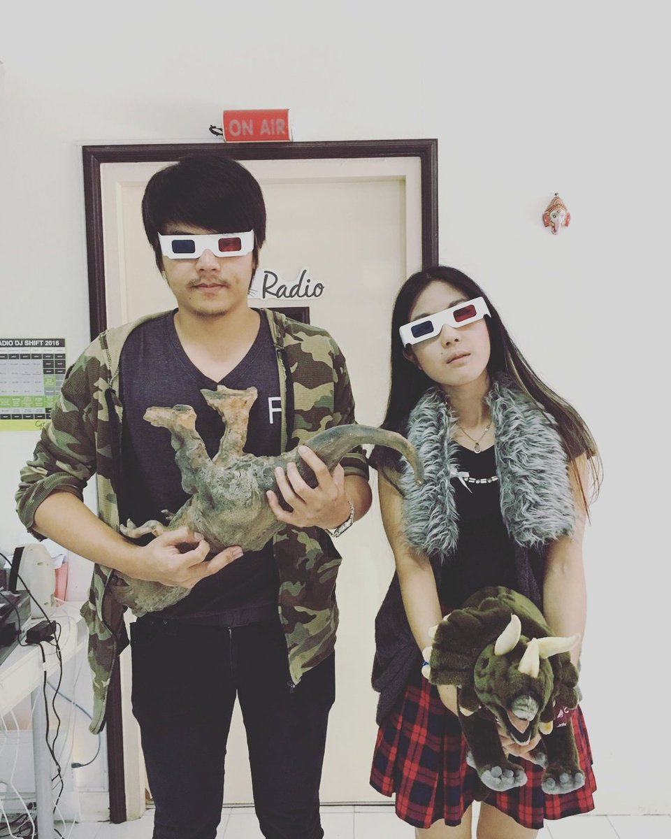 FurasficFark's tweet photo. ใครว่าไดโนเสาร์สูญพันธุ์ไปแล้ว จิงๆยังเหลือ คู่แฝดไดโนเสาร์จากโลกใหม่ที่ซ่อนตัวในถำ้มานาน ใส่แว่นสะจะได้มองเห็นพวกเรา #แมวนอก #cat3d https://t.co/es22x0ArcM