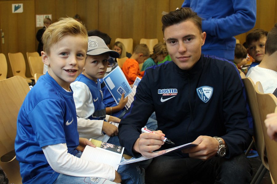 VfLBochum1848eV's tweet photo. 2 Tage, 20 Schulstandorte, 1.200 i-Dötzchen glücklich gemacht. So lautet die Bilanz der #meinVfL-#SchulOffensive: https://t.co/fKiZwSuDnI https://t.co/SO62aPkC8q