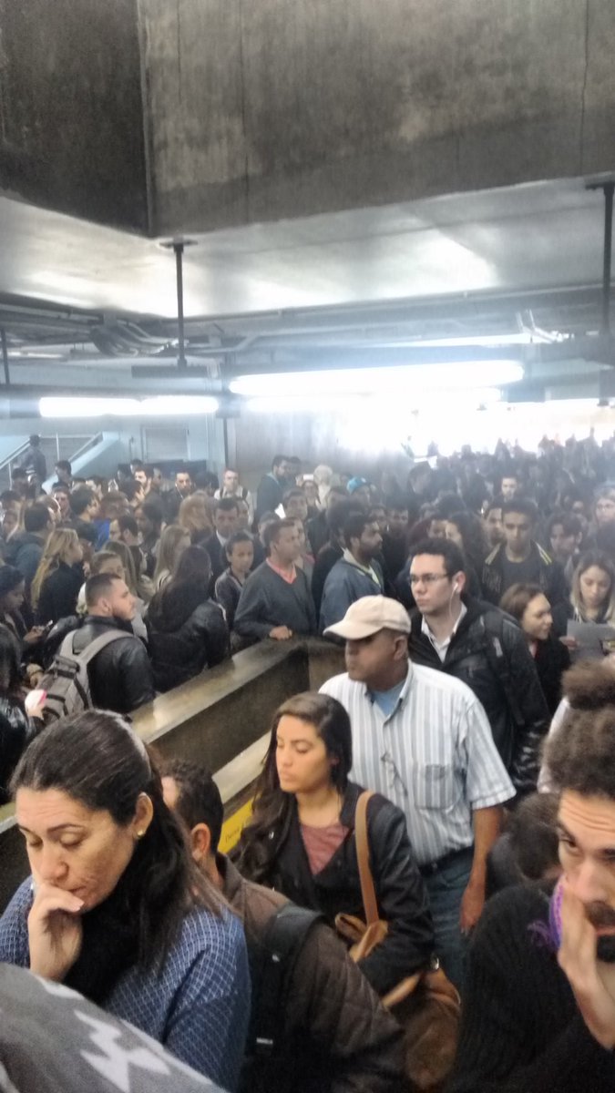 Estação Portuguesa-Tietê da Linha 1-Azul (Foto: Reprodução/Twitter/@broccolith