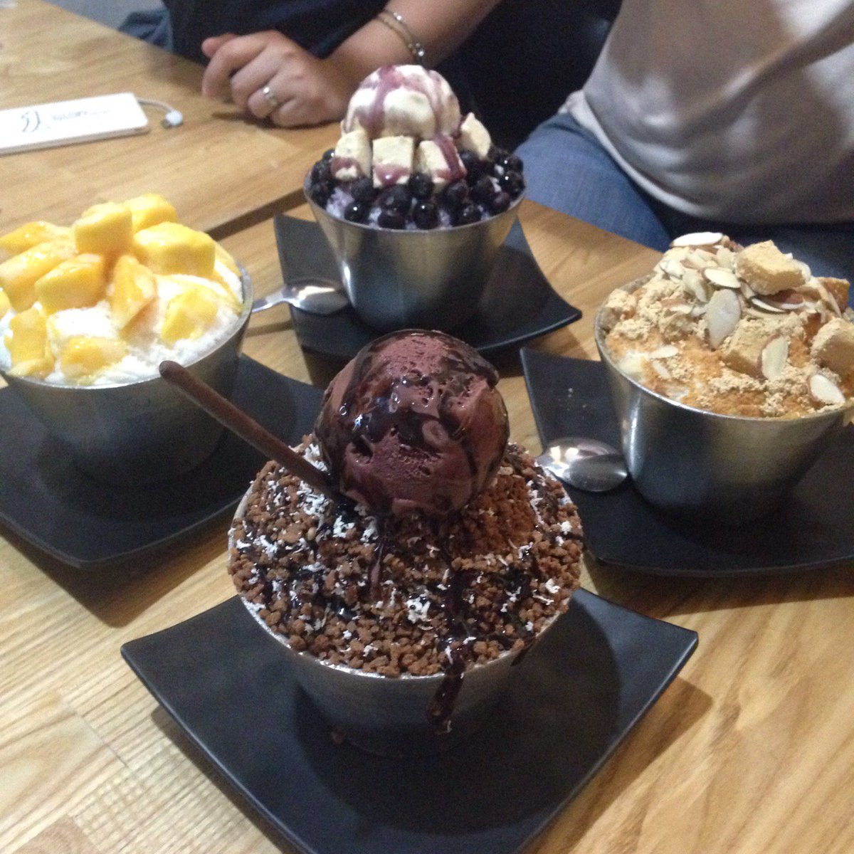 gybunny's tweet photo. #Bingsu (mango, chocolate, blueberry cheese and injulmi) (@ Seol &amp; Bean in Taguig) https://t.co/DeQJqGrzYh https://t.co/xVtleh2Ilw