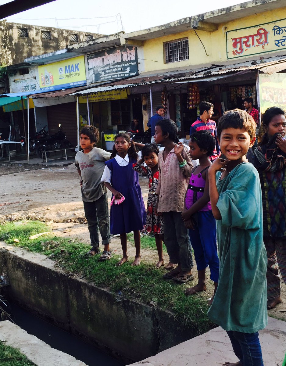MMMJR_'s tweet photo. Despite their living conditions in the slums, these young souls are so full of happiness. 💕 https://t.co/sPUMdFYPnG