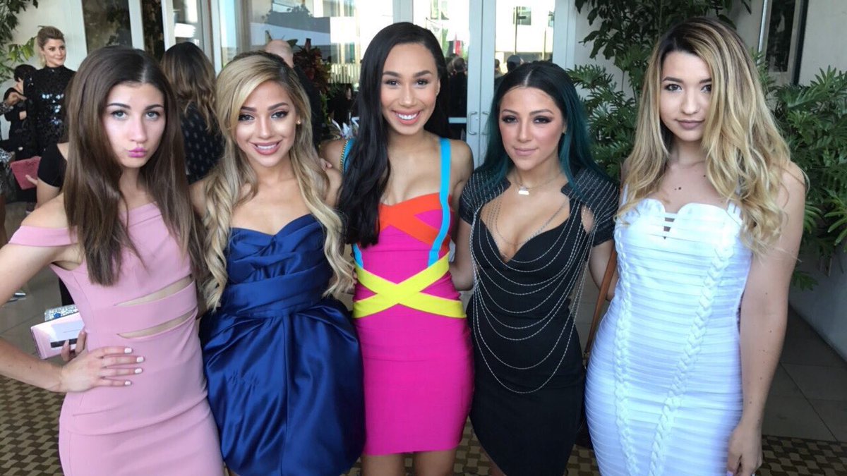 Lifeasevaaaa's tweet photo. Me with my friends *takes one good photo then....* 💜🎉@megdeangelis @gabcake @lifeaseva @nikidemar @MamaMiaMakeup https://t.co/2Z5HypihxN