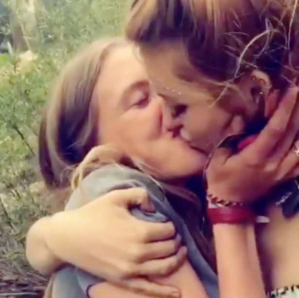 BisexualSites's tweet photo. bisexual or lesbian ?? @biwomen_couples @SeekingBi @bipeopleonline @BisexualSites @SingleBiDating https://t.co/XQRRKOOdS6