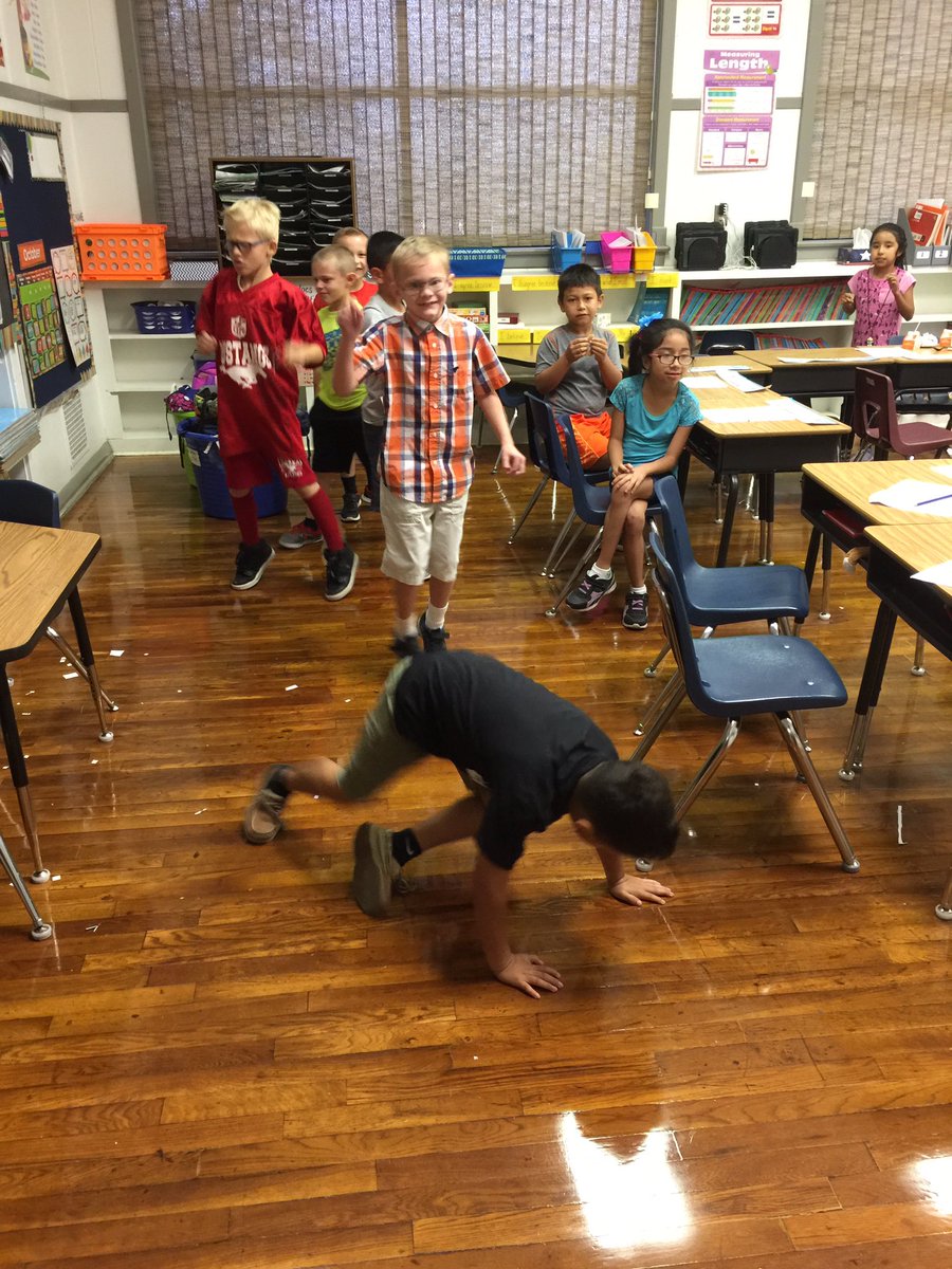 MrsBaethgeClass's tweet photo. Friday dance! We like to move it move it! #octobernse16 https://t.co/haLxjID5Ov