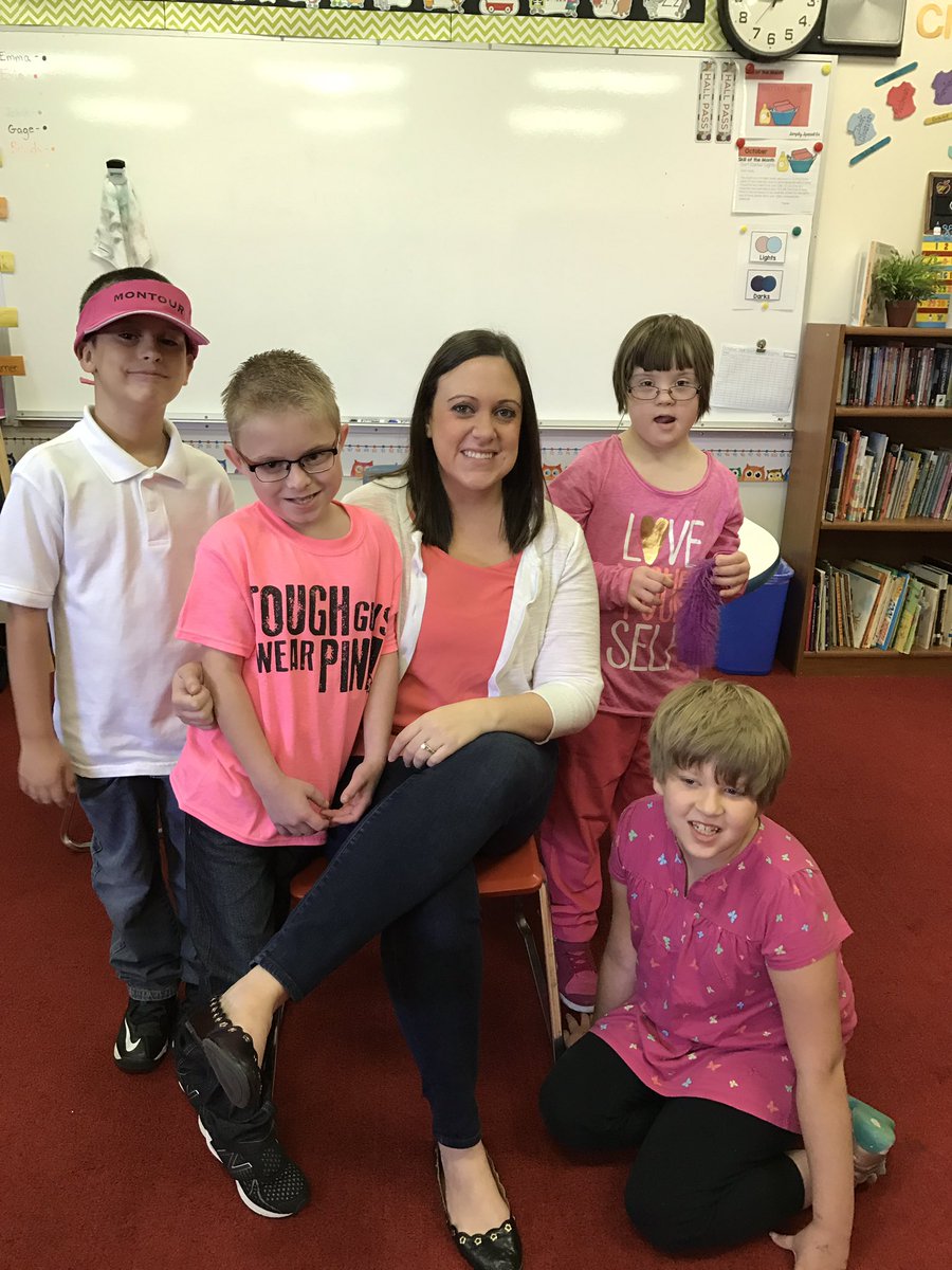 AmandaS423's tweet photo. Pink out with Mrs.Showman ! @MontourSD @laura_showman #MontourProud https://t.co/SwqWclw2Hx