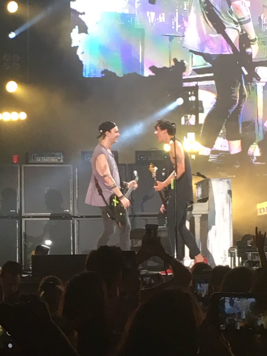1dand5sosxoxo's tweet photo. #SoundsOverFeelsOver had the time of my life #SLFLDallas #SLFLSanAntonio #SLFLvip https://t.co/OnT28myJFt