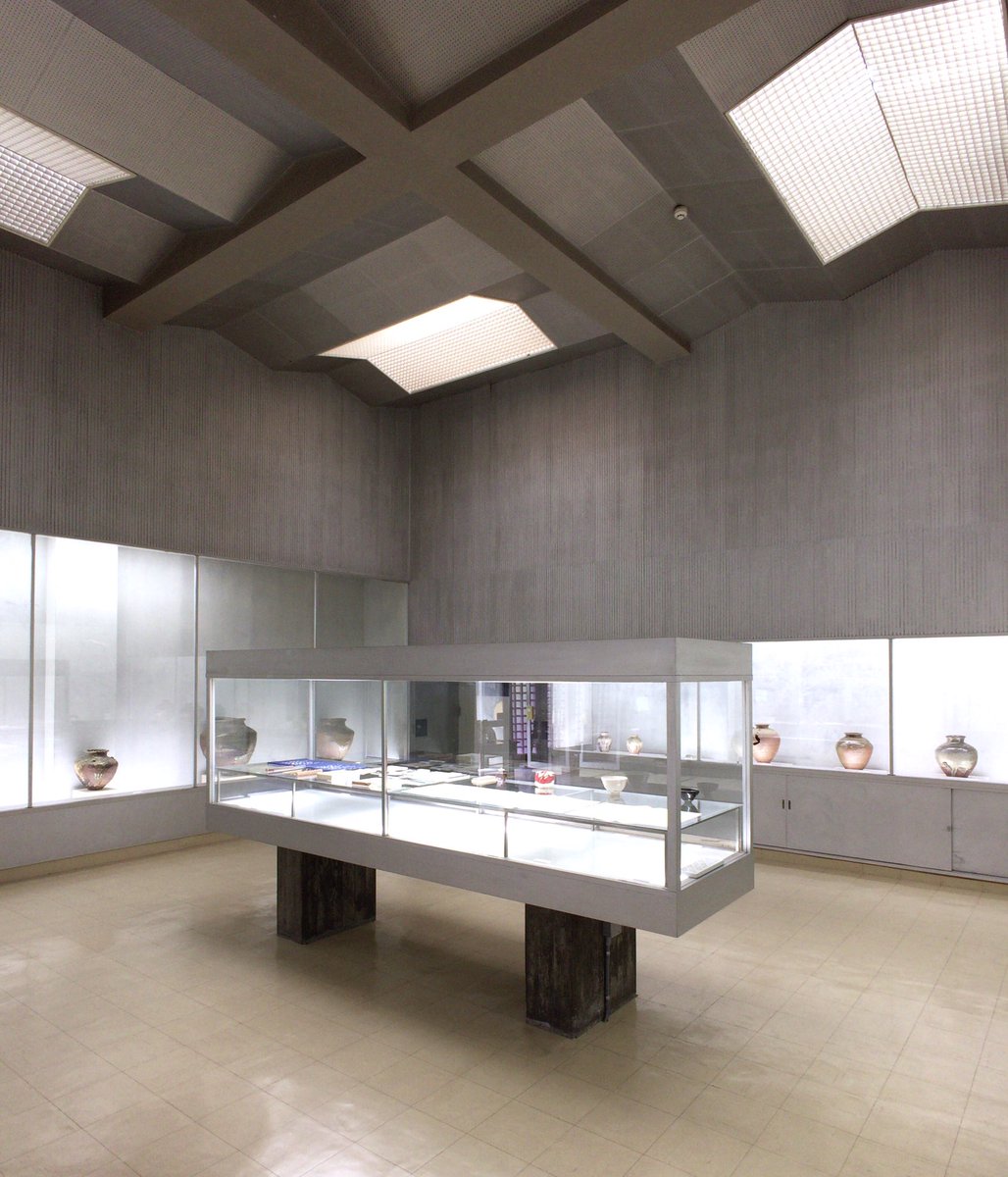 Mizmiz در توییتر 常滑陶芸研究所 堀口捨己 1961 展示室はトップライトを4箇所から取り入れる仕組み 壁 天井は木にシルバー塗装 この建物は竣工から外壁の洗いぐらいしかされてなく 当時の仕上げがそのまま残っている貴重な遺産である Mizmiz در توییتر 常滑陶芸研究所 堀口捨己 1961 展示室はトップライトを4箇所から取り入れる仕組み 壁 天井は木にシルバー塗装 この建物は竣工から外壁の洗いぐらいしかされてなく 当時の仕上げがそのまま残っている貴重な遺産である