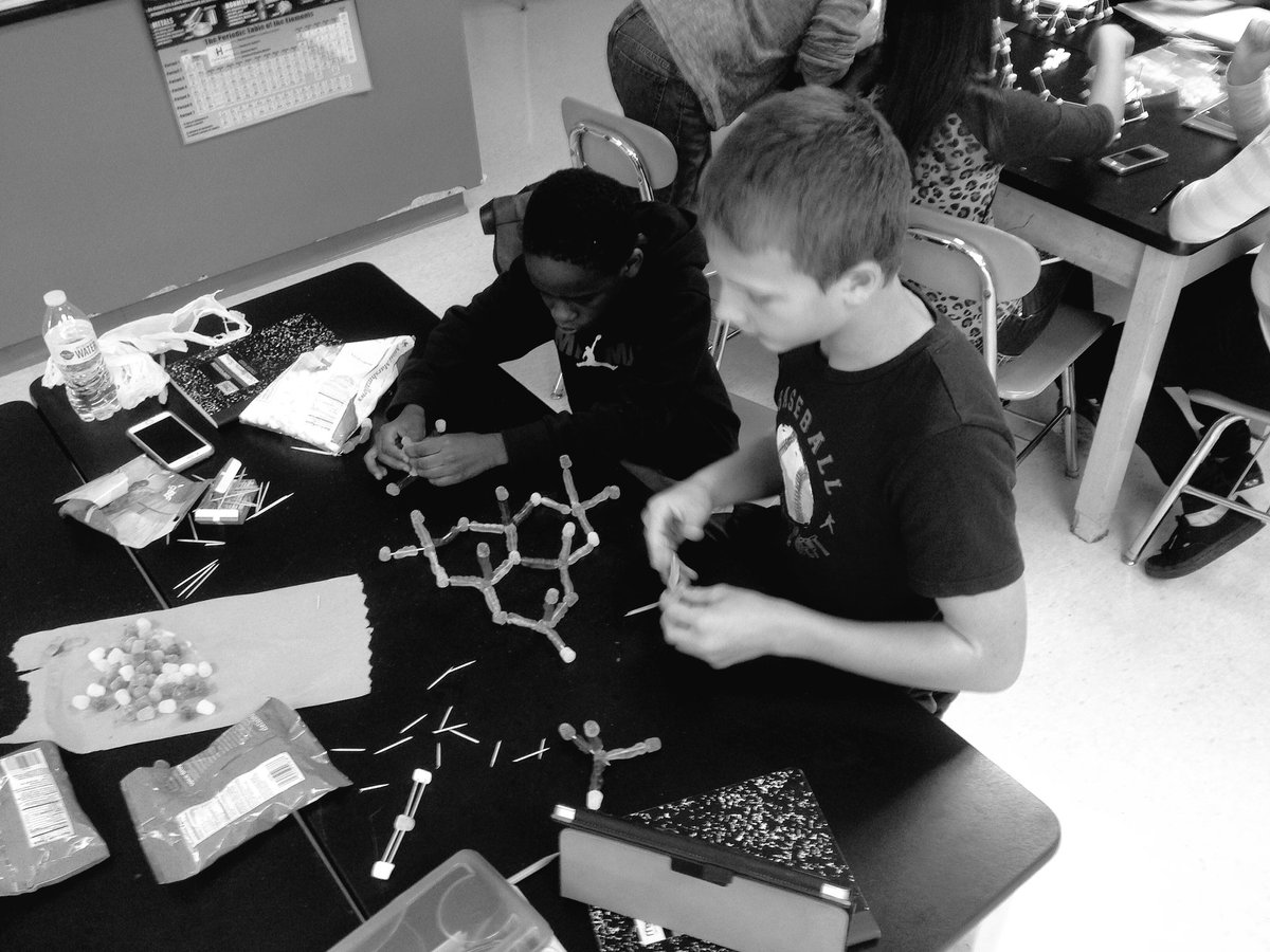 7sciencePL's tweet photo. Modeling molecules to explain matter unites from atoms as molecules &amp; extended structures #plpack @MsFillipino @Principal_Vance @AP_Homen https://t.co/llDBjWhlDq