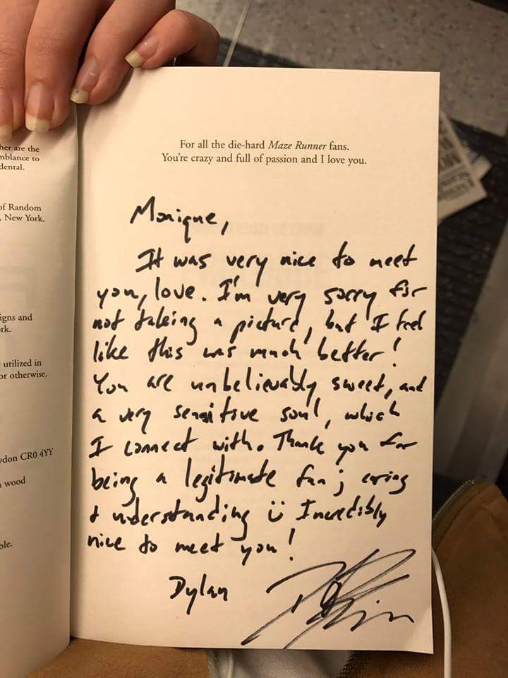 TylerIsMyAll's tweet photo. Ieri sera Dylan ha incontrato una fan e, non potendo fare foto, le ha scritto queste parole sulla sua copia de "Il Codice"❤ https://t.co/sh78QduKvQ