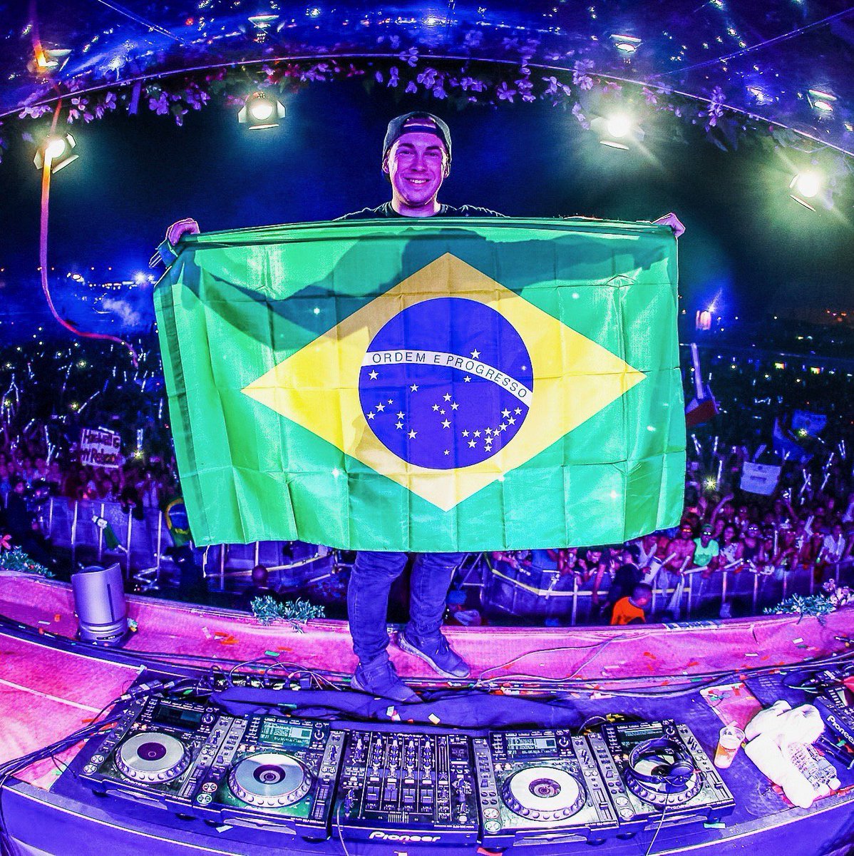 HARDWELL's tweet image. Looking forward to seeing my Brazilian fans again next week!!! 🇧🇷