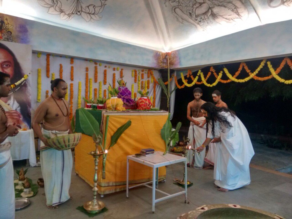 VandanaDaftari's tweet photo. Day - 6 #Navratri2016 Celebrations @ Triveni Ashram Pune in the presence of  @AOLSwamiji https://t.co/onf3rF3G79