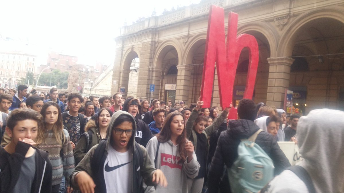 CasBologna's tweet photo. Grande giornata di lotta! Primo passo nazionale di piazza per dire #NO al #PD e a #Renzi! #giovaniingovernabili #cacciamorenzi #céchidiceno https://t.co/SrGC04DnRy
