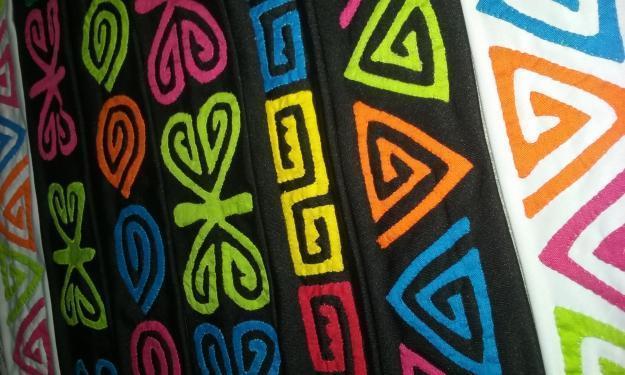 turismocasadmar's tweet photo. La mola es uno de los souvenires panameños más comunes, se encuentran en forma de tapices, mantas y en ropas, zapatos, carteras #PanamaTips https://t.co/oCGnMh4uNC