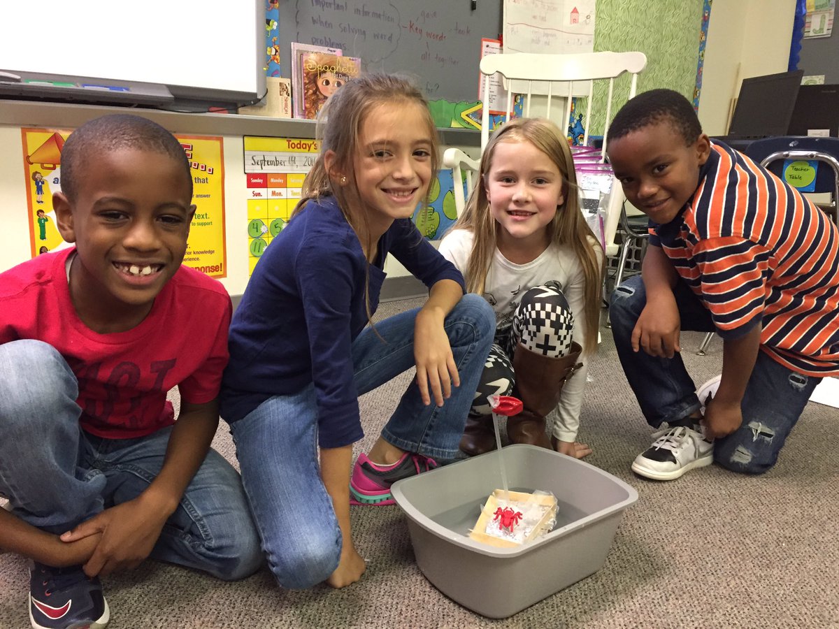FrenierFrogs's tweet photo. Check out the winning team's spooky spider boat! It remained afloat with 30 pennies on top! #creativelearning https://t.co/YsMrOC4hjJ