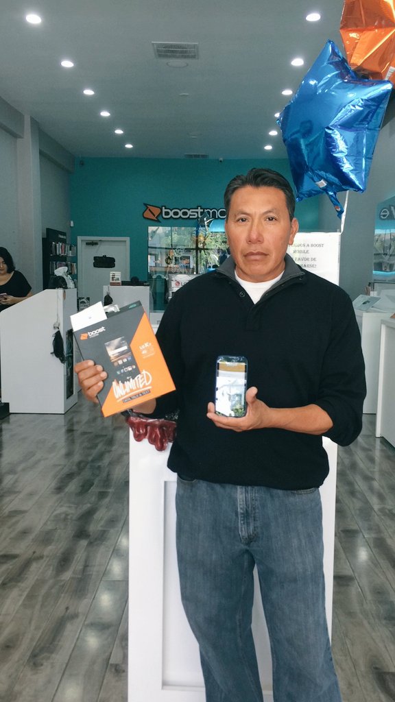 #WhereYouAt This lovely customer qualified for an upgrade for being a loyal customer with boost, so come on down and ask us if you qualify!😌
