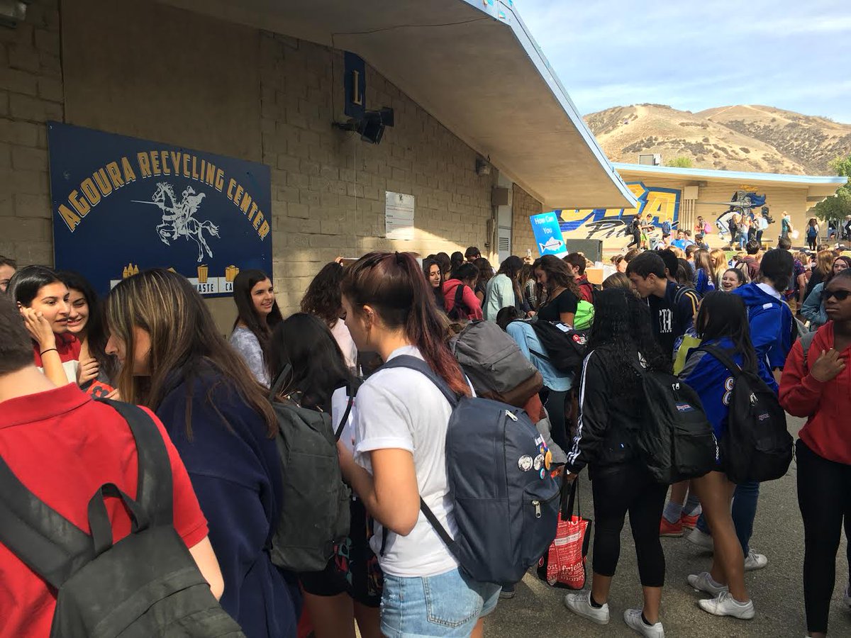 AgouraHS's tweet photo. More photos of #AHSstudents taking advantage of all the wonderful opportunities we have to offer for Service Learning #LVUSD https://t.co/jwZiNXdyie